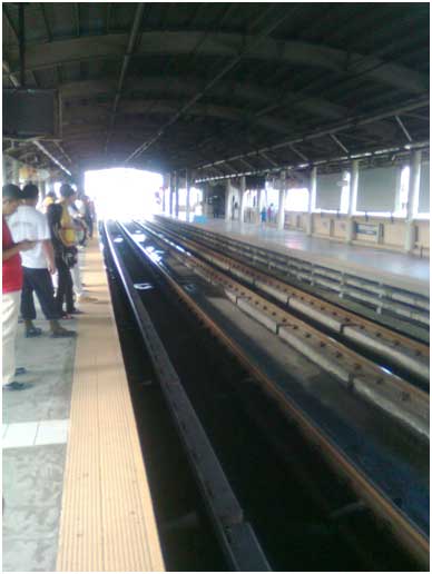 Philippines Transport Waiting for the MRT